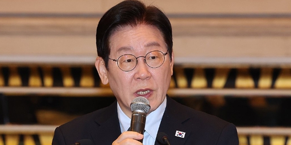 중국을 국빈방문 중인 이재명 대통령이 7일(현지시각) 중국 상하이의 한 호텔에서 열린 순방 기자단 오찬 간담회에서 취재진 질문에 답변하고 있다. ⓒ연합뉴스