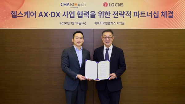 차원태 차바이오그룹 부회장(왼쪽)과 현신균 LG CNS 사장이 2026년 1월14일 열린 략적 파트너십 협약식에서 기념촬영하고 있다. ⓒ 차바이오텍
