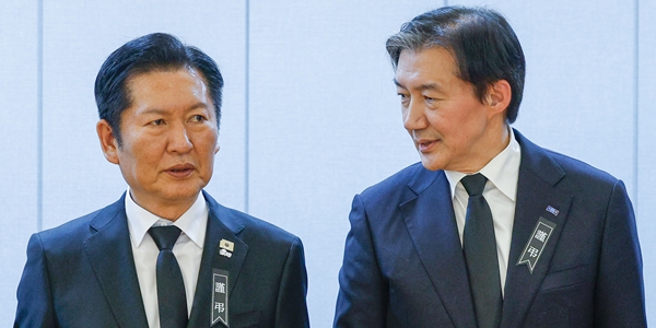 정청래 더불어민주당 대표(왼쪽)과 조국 조국혁신당 대표가 27일 서울 종로구 서울대학교병원 장례식장에 마련된 이해찬 전 국무총리의 빈소에서 조문객을 맞이하고 있다. ⓒ 연합뉴스