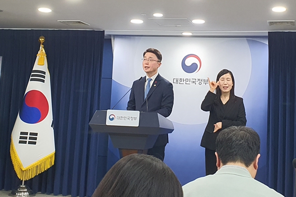 LG AI연구원, SK텔레콤, 업스테이지 3개 팀이 '국가대표 AI' 1차 선발전을 통과했다. 사진은 15일 서울 종로구 정부서울청사에서 류제명 과학기술정보통신부 2차관이  '독자AI 파운데이션 모델' 프로젝트 1차 단계평가 결과를 발표하는 모습 . ⓒ허프포스트코리아