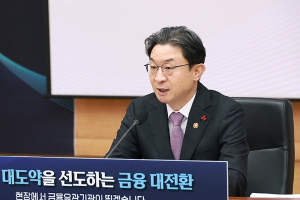 이억원 금융위원장이 12일 서울 종로구 정부서울청사 별관에서 열린 금융위원회 산하 금융유관기관 업무보고에서 발언하고 있다. ⓒ연합뉴스