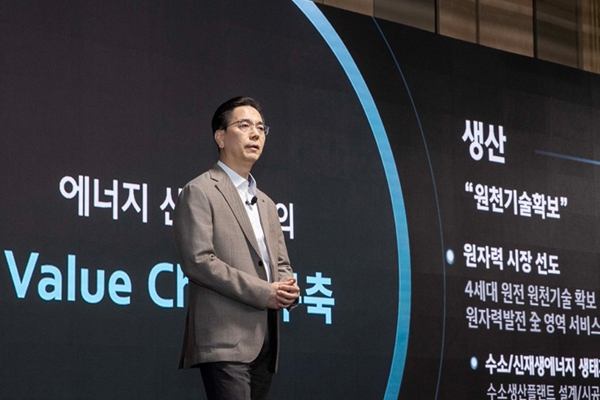 현대건설이 역대 최대 수주 기록을 세우면서 '종합원전기업'의 꿈에 한층 다가섰다는 평가가 나온다. 사진은 지난해 3월 'CEO 인베스터 데이'를 진행하는 이한우 현대건설 대표이사. ⓒ현대건설