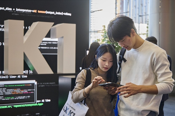 SK텔레콤이 국가대표 AI 선발전 2단계에선 한층 강화된 AI 모델을 선보이겠다고 밝혔다. 사진은 지난해 12월30일 '독자 AI 파운데이션 모델 프로젝트 1차 발표회'에서 방문자가 SK텔레콤 A.X K1 모델을 사용하는 모습. ⓒSK텔레콤