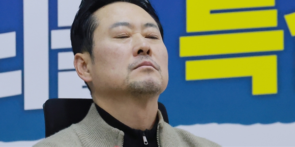 장동혁 국민의힘 대표가 20일 국회 로텐더홀 단식 농성장에서 잠시 눈을 감고 있다. 장 대표는 더불어민주당에 통일교·공천헌금 '쌍특검' 수용을 요구하며 엿새째 단식 농성을 벌이고 있다.  ⓒ연합뉴스