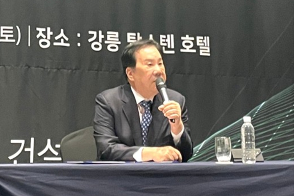 우오현 SM그룹 회장이 23~24일 강원 강릉시 호텔탑스텐에서 열린 건설부문 계열사 현장소장 간담회에서 발언하고 있다. ⓒSM그룹