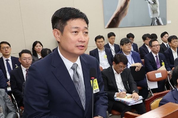 LG유플러스가 해킹 사태에 대한 공식적 사과나 재발 방지 대책을 내놓지 않고 있다. 사진은 지난해 10월21일 국회 과학기술정보방송통신위원회에서 열린 정보통신기술(ICT) 분야 산하기관 국정감사에서 홍범식 LG유플러스 대표이사 사장이 해킹 사태와 관련한 위원 질의에 답하는 모습. ⓒ연합뉴스