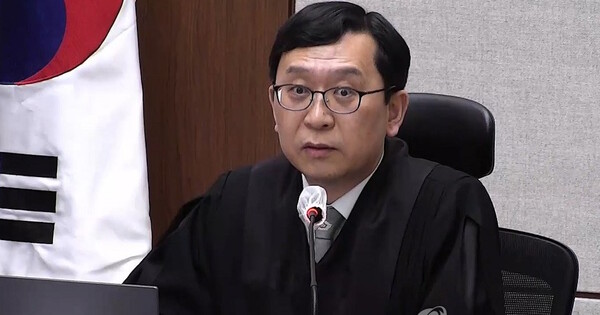 이진관 부장판사가 21일 서울중앙지법에서 열린 한덕수 전 국무총리의 내란 중요임무 종사 혐의 1심 선고 공판에서 판결을 내리고 있다. ⓒ 서울중앙지방법원