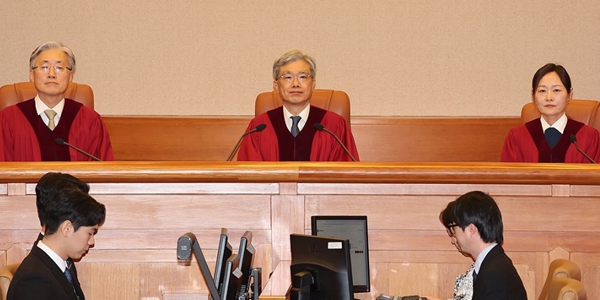 김상환 헌법재판소장(가운데)을 비롯한 헌법재판관들이 29일 서울 종로구 헌법재판소 심판정에서 재판 시작을 기다리고 있다. ⓒ연합뉴스