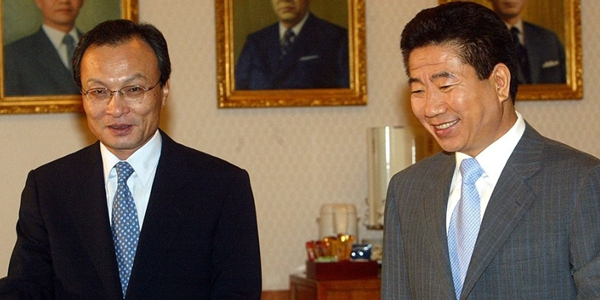 이해찬 전 국무총리(왼쪽)와 노무현 전 대통령이 2004년 8월17일 국무회의에 함께 들어서고 있다. ⓒ연합뉴스 
