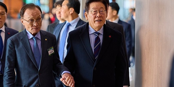 이재명 대통령이 2025년 12월2일 경기 고양시 킨텍스에서 열린 민주평화통일자문회의 출범회의에서 이해찬 수석부의장의 손을 잡고 이동하고 있다. ⓒ이재명 대통령 페이스북