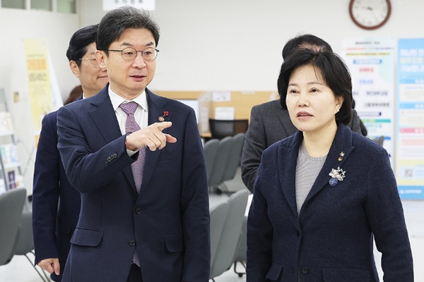 이억원 금융위원장이 8일 경기도 수원시 팔달구 수원서민금융통합지원센터에서 열린 '포용적 금융 대전환 1차 회의'에 참석하고 있다. ⓒ연합뉴스