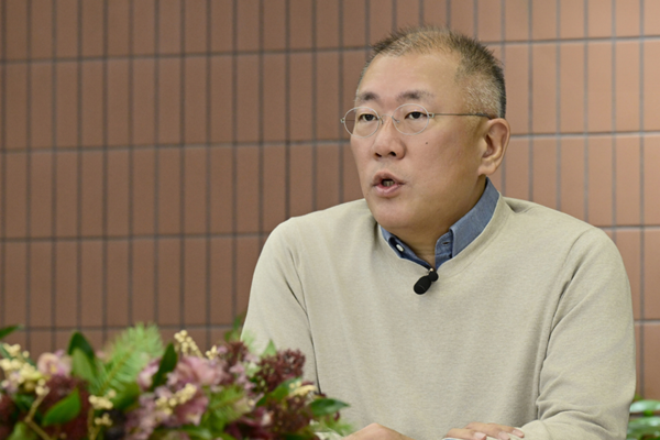정의선 현대자동차그룹 회장이 5일 2026년 신년회에서 그룹 임직원들에게 새해 메시지를 전하고 있다. ⓒ 현대자동차그룹.