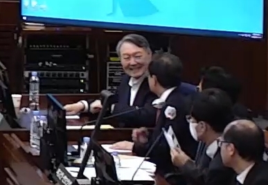 재판 중 미소를 짓는 윤석열 전 대통령. ⓒ연합뉴스