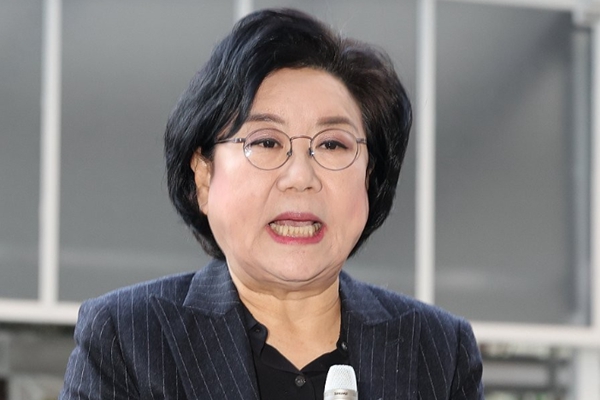 더불어민주당이 이혜훈 기획예산처 장관 후보자를 둘러싼 당내 비판을 의식해 '함구령'을 내렸다. 사진은 2025년 12월30일 인사청문회 준비 사무실로 출근하며 과거 발언에 대해 사과하는 이혜훈 후보자. ⓒ연합뉴스