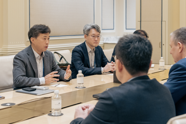 곽노정 SK하이닉스 대표이사 사장(왼쪽)이 