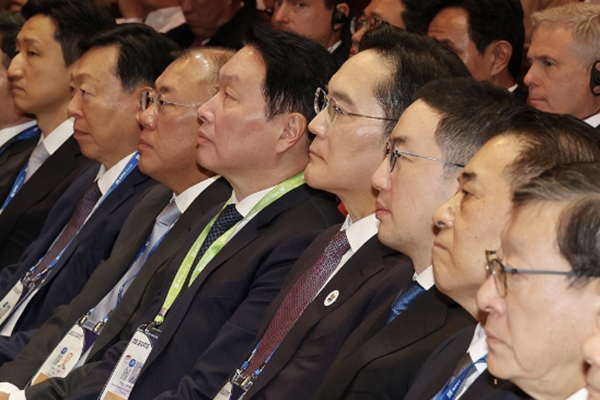 (왼쪽에서 세 번째부터) 정의선 현대자동차그룹 회장, 최태원 SK그룹 회장, 이재용 삼성전자 회장, 구광모 LG그룹 회장이 10월29일 경북 경주시 