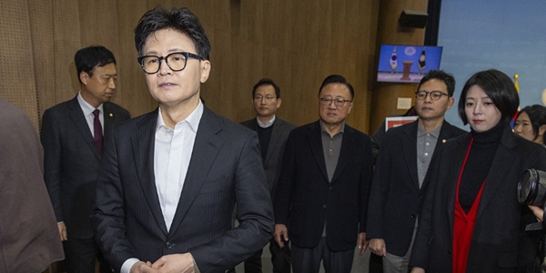 한동훈 전 국민의힘 대표(앞줄)가 14일 국회 소통관에서 기자회견을 마친 뒤 백브리핑 장소로 이동하고 있다. (뒷줄 왼쪽부터) 한동훈 전 대표의 기자회견장을 방문한 정성국, 김형동, 고동진, 박정훈, 배현진 국민의힘 의원. ⓒ연합뉴스