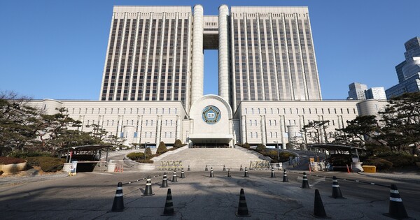 27일 서울 서초구 서울중앙지방법원의 모습. 서울중앙지방법원은 28일 오후 2시 10분 예정된 김건희 여사 선고 공판 생중계를 허가했다. ⓒ 연합뉴스