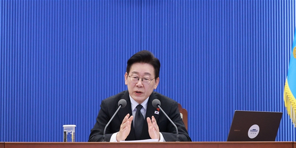 이재명 대통령이 29일 청와대에서 수석보좌관회의를 주재해 생산 로봇 현장 도입 반대 주장을 두고 