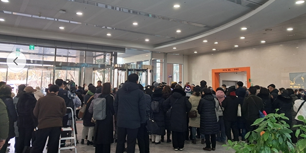 한동훈 전 국민의힘 대표 지지자들이 14일 국회 소통관에서 한동훈 전 대표를 기다리고 있다. ⓒ허프포스트 
