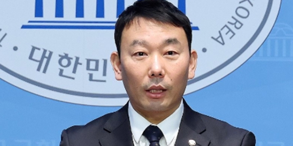 국회 법제사법위원회 더불어민주당 간사인 김용민 의원이 8일 국회 소통관에서 바람직한 검찰개혁 추진을 위한 기자회견을 하고 있다. ⓒ연합뉴스