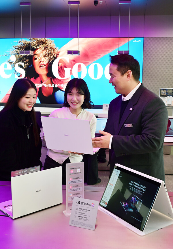 LG전자 직원이 LG전자 플래그십 D5 매장 방문객들에게 '2026년형 LG 그램'을 소개하고 있다. ⓒLG전자