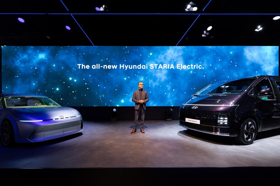 ©AP신문(AP뉴스)/이미지 제공 = 현대자동차 ▲현대차 유럽권역상품담당실장 라프 반 누펠(Raf Van Nuffel)이 브뤼셀 모터쇼 현대차관에서 (왼쪽부터) 콘셉트 쓰리와 더 뉴 스타리아 EV를 소개하고 있다.