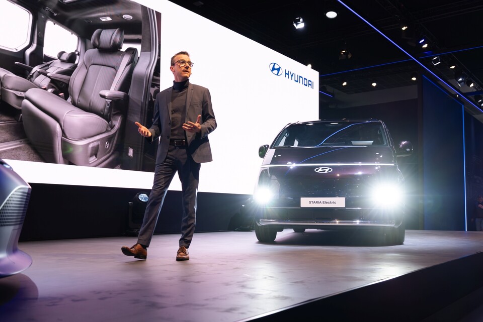©AP신문(AP뉴스)/이미지 제공 = 현대자동차 ▲현대차 유럽권역상품담당실장 라프 반 누펠(Raf Van Nuffel)이 브뤼셀 모터쇼 현대차관에서 더 뉴 스타리아 EV를 소개하고 있다.
