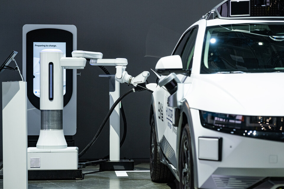 ©AP신문(AP뉴스)/이미지 제공 = 현대자동차그룹 ▲전기차 자동 충전 로봇 활용한 아이오닉 5 로보택시 충전 시연