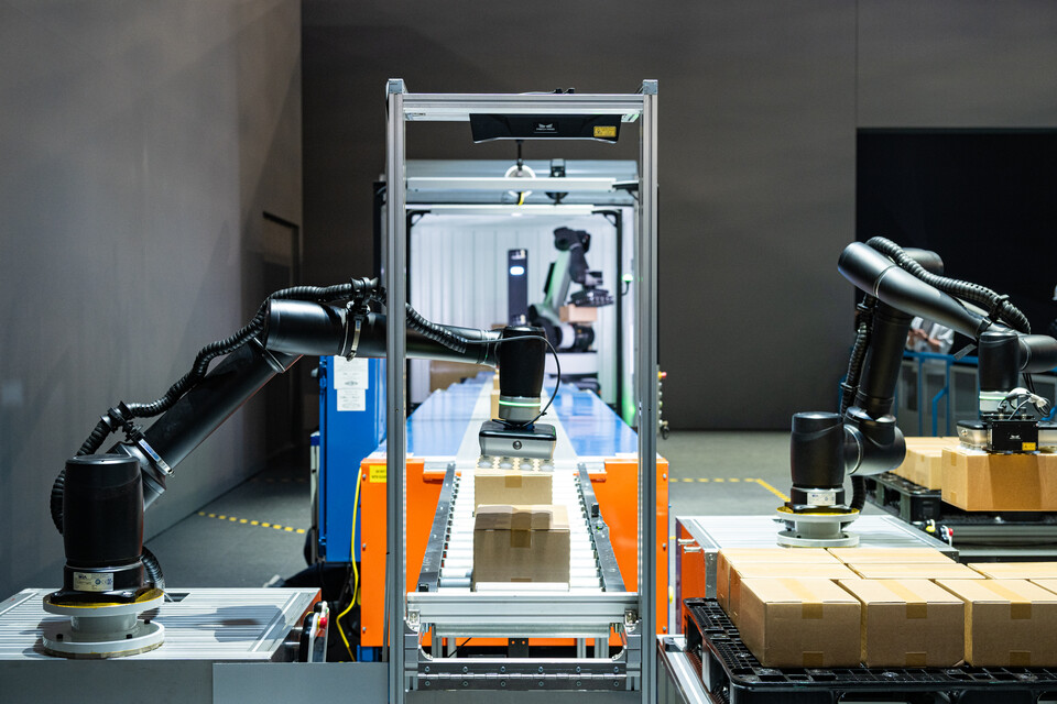 ©AP신문(AP뉴스)/이미지 제공 = 현대자동차그룹 ▲스트레치(Stretch)-협동로봇(Collaborative robot, Cobot)-자율주행 물류 로봇(AMR, Autonomous Mobile Robot)의 물류 작업 시연