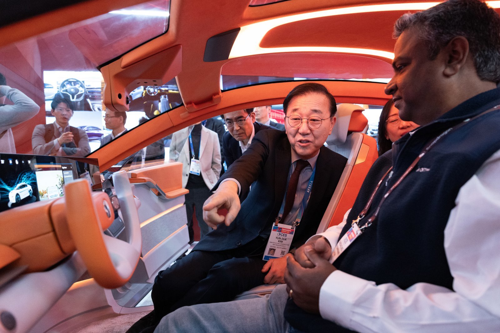 김윤덕 국토교통부 장관이 지난 7일(현지시간) 미국 라스베이거스에서 열린 2026 국제 전자제품 박람회(CES)에 참석해 퀄컴 부스를 둘러보고 있다. 2026.1.9 국토부 제공