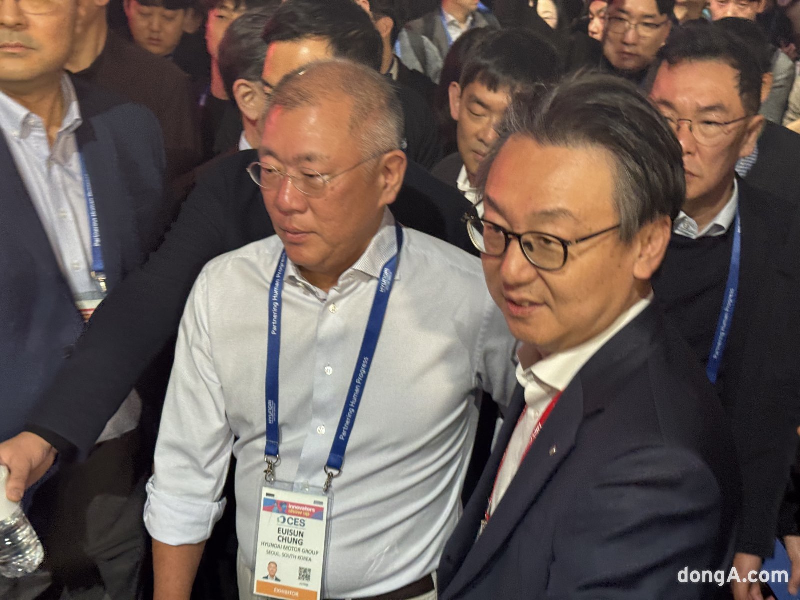 정의선 회장이 6일(현지시간) 미국 네바다주 라스베이거스 컨벤션센터 C홀에서 LG전자 부스를 방문해 관계자를 만나고 있다. 정진수 기자 