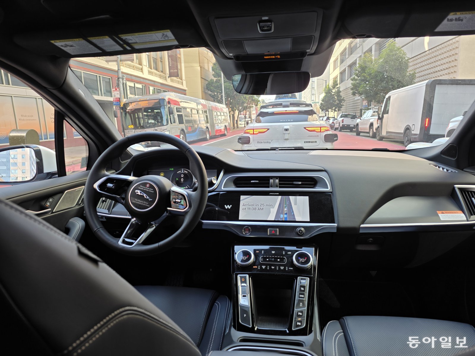 15일(현지 시간) 미국 샌프란시스코에서 탑승한 자율주행 로보택시 웨이모가 자율주행으로 운전하는 모습. 탑승한 웨이모 앞에는 또 다른 웨이모 차량이 운행 중이었다. 현재 미국 10여 곳에서 웨이모가 운행 중이며, 샌프란시스코에서만 1000여 대의 웨이모가 운영되고 있다. 샌프란시스코=최지원 기자 jwchoi@donga.com