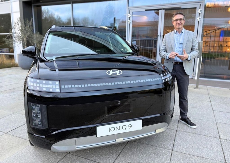 애슐리 앤드류(Ashley Andrew) 현대차&제네시스 영국법인 사장이 현대차 아이오닉 9 옆에서 기념 촬영을 하고 있다. (사진=현대차)