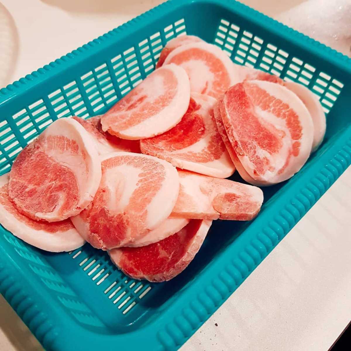 얇게 구워낸 고소한 맛으로 추억을 자극하는 냉동 삼겹살 맛집 5곳 | 핫식신