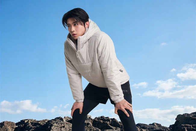 

<figure>” /><figcaption>
<figure></figcaption></figure>
<p>韓国ファッション市場で新たな「キャッシュカウ」として台頭したランニングウェアと靴の需要が増加の一途をたどり、アスレジャーブランドが密かに喜んでいる。季節を問わずランニングブームが続く中、機能性とデザイン性を両立したアスレジャーブランドへの消費者需要はさらに拡大する見込みだ。</p>
<p>20日のファッション業界の報告によると、グローバルアスレジャーブランドのジェクシミックスのランニングコレクション「RX」は昨年約200億ウォン（約21億6,800万円）の売上を記録した。ジェクシミックスがRXを発売したのは2024年7月で、発売から1年で累計売上100億ウォン（約10億8,400万円）を突破し、昨年1年間だけで200億ウォン（約21億6,800万円）の売上を達成した計算になる。ブランド内の新規カテゴリーの成長としては目覚ましい速さだ。</p>
<p>ジェクシミックス側は「ランニングトレンドに先手を打ち、ランナーのニーズを満たす製品を迅速に展開したことが功を奏した」と説明した。特にデザイン面はもちろん、夏はクーリング効果と軽量素材による快適な着用感を強調し、冬は変わりやすい天候に対応できる起毛裏地と伸縮性を備えた機能性が注目を集めた。ジェクシミックスは今年もRXコレクションを進化させ、テクニカルランニングウェアとしての地位を強化する方針だ。上半期中にはバックパック、バイザー、ソックスなどの用品を皮切りに、機能性と実用性を向上させたテクニカルランニングウェアを発表する予定だ。</p>
<p>シンガポール、オーストラリア、アメリカに進出したアスレジャーブランドのアンダルもランニング関連の売上が季節を問わず増加している。アンダルの代表的なランニング製品「ランブーストポケットレギンス」は昨年8月の発売以来、約4ヶ月で販売量が4倍以上に跳ね上がった。アンダル側も気温が下がる冬季でもランニングウェアの需要は拡大していると伝えた。季節に関係なくランニング需要が消費に直結しているという説明だ。</p>
<p>この流れに乗じてムシンサもグローバルスポーツウェアブランドのルルレモンの公式ブランドショップを19日にオープンした。ルルレモンはアスレジャーカテゴリー内でも独自の機能性素材と革新的なデザインで世界市場で確固たる需要層を持つ象徴的なブランドだ。</p>
<p>ムシンサは2022年4月にスポーツ専門サービス「ムシンサプレイヤー」を立ち上げて以来、スポーツカテゴリーを強化している。ムシンサプレイヤーカテゴリーの売上も着実に成長を続けている。9日、ソウル麻浦区ホンデ入口駅にオープンしたムシンサ初の靴専門オフライン編集ショップ「ムシンサキックス」には、ランニング特化ゾーン「ムシンサラン」とスポーツウェア・雑貨を展示するプレイヤーゾーンを別途設けた。</p>
<p>ファッション業界の関係者は「ランニングウェアは今やステディセラーだ」とし、「特にランニングウェアが日常着としても活用されることで着用頻度が高まり、リピート購入率も安定した製品として定着した。初心者から既存のランナーまで幅広い需要層を確保している点も安定した売上が期待される理由だ」と語った。</p>
</div>
		</article>
		<!-- 기사뷰 뉴스 하단 AD -->
		<article class=