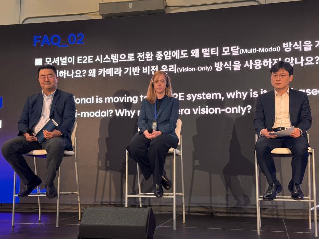 왼쪽부터 지난 8일현지시간 미국 라스베이거스에 위치한 테크니컬 센터에서 열린 기자 간담회에서 김흥수 현대차·기아 GSO 본부장 부사장 로라 메이저 모셔널 CEO 유지한 현대차·기아 자율주행개발센터장 전무가 기자들의 질문에 답변하고 있다 사진이성진 기자
