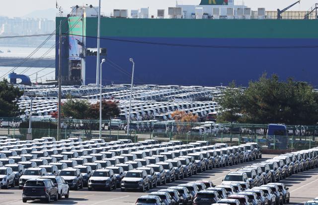 평택항에 자동차가 세워져 있다사진아주경제DB