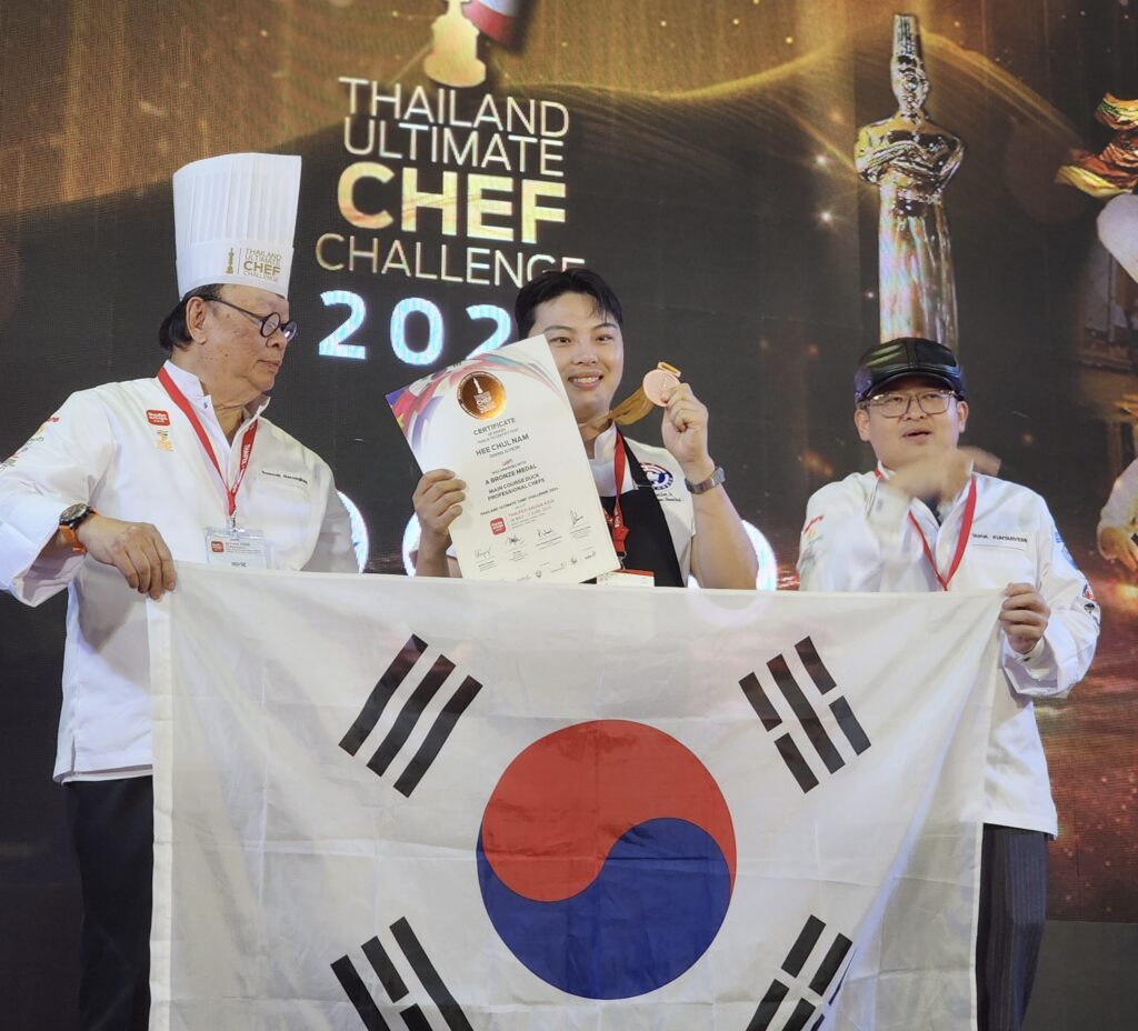 3년 연속 태국 국제 요리대회 'Thailand Ultimate Chef Challenge(TUCC)'에서 입상했다. 입상 후 함께 한 팀원들과 시상식 참여한 모습 / 사진 본인제공