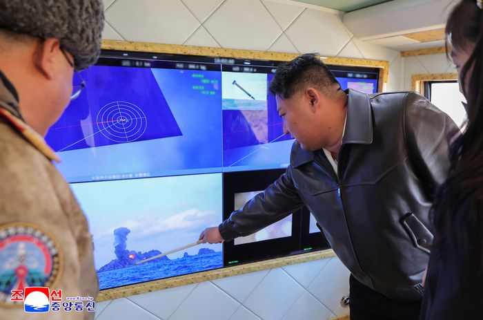 김정은 북한 국무위원장이 지난 27일 성능을 개량한 대구경 방사포 시험발사를 참관했다고 조선중앙통신이 28일 보도했다. 김 위원장의 딸 주애도 시험사격을 참관했다.ⓒ 조선중앙통신=연합뉴스