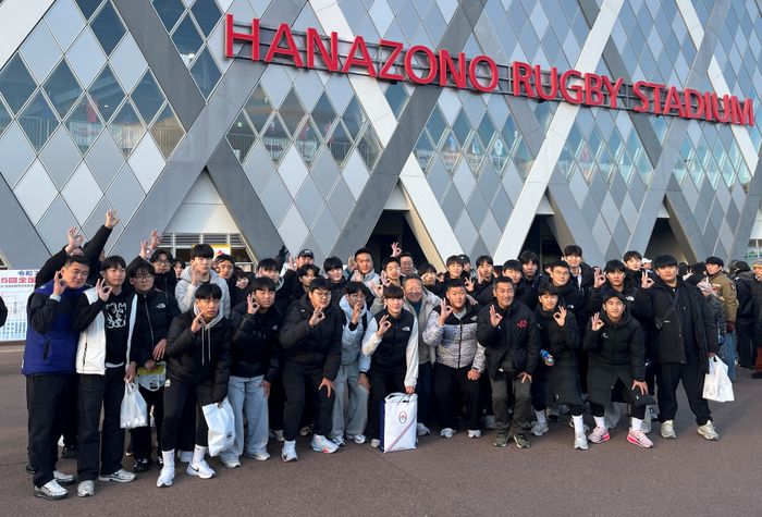 지난 3일부터 6일까지 진행된 ‘제2회 OK 읏맨 럭비아카데미’에서 ‘하나조노 고고 전국 럭비대회’를 관람한 최윤 회장(첫째줄 가운데)과 오영길 OK 읏맨 럭비단 감독(첫째줄 오른쪽 세번째)을 비롯한 참가 중등 럭비부 선수들이 기념촬영을 하고 있다. ⓒ OK 읏맨 럭비단