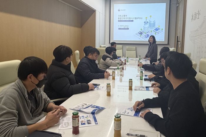 남양주시 관계자가 ‘통합인허가 지원시스템(IPSS)’을 설명하는 모습ⓒ남양주시 제공