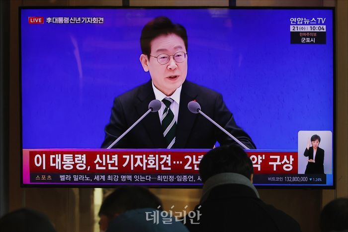 21일 오전 서울 용산구 서울역에서 시민들이 이재명 대통령의 2026년 신년 기자회견 생중계를 시청하고 있다. ⓒ데일리안 홍금표 기자