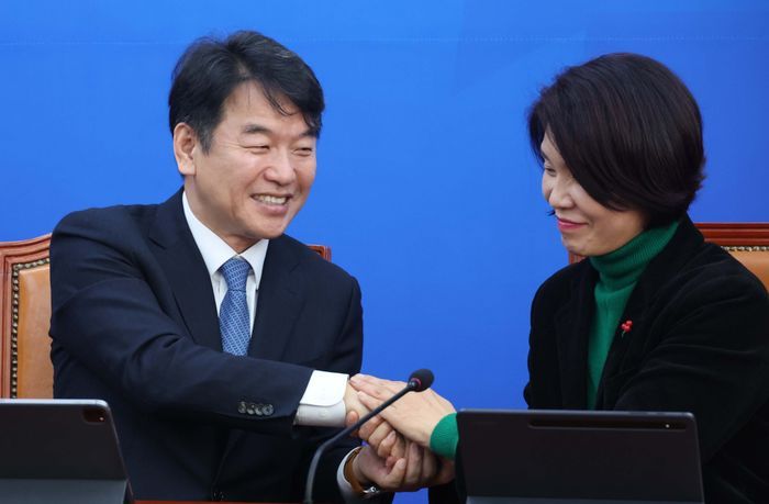 문진석 더불어민주당 원내대표 직무대행이 8일 오전 국회에서 열린 정책조정회의를 마치고 한정애(오른쪽) 정책위의장과 악수를 하고 있다. ⓒ뉴시스