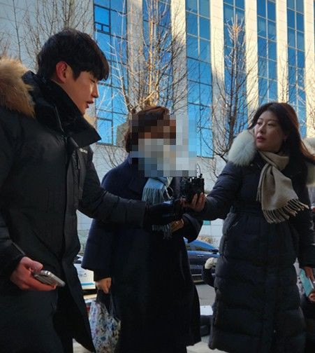 김병기 의원의 배우자 이모씨가 22일 서울경찰청 마포청사에 피의자 신분으로 출석하고 있다.ⓒ연합뉴스