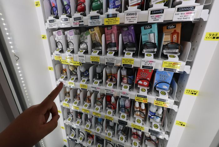 서울 시내의 한 전자담배 가게에서 액상 담배를 판매하고 있다.ⓒ뉴시스