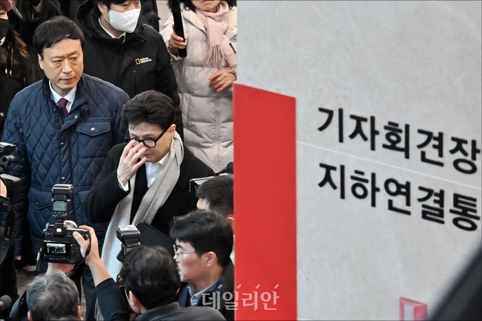 국민의힘에서 제명 당한 한동훈 전 대표가 지난 14일 오후 서울 여의도 국회 소통관 기자회견장에서 국민의힘 중앙당 윤리위원회의 제명 처분과 관련해 입장을 밝히기 위해 기자회견장으로 향하고 있다. ⓒ데일리안 홍금표 기자