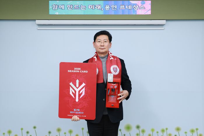 이상일 용인시장이 용인FC 시즌권을 구매했다. ⓒ용인시 제공