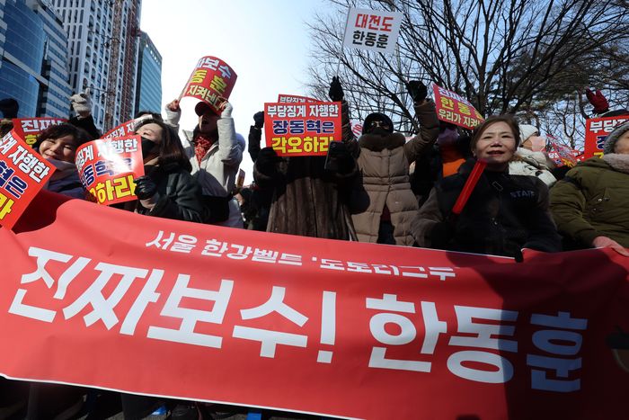 31일 서울 영등포구 여의도공원 인근에서 열린 한동훈 제명 규탄집회에서 한동훈 전 국민의힘 대표 지지자들이 구호를 외치고 있다. ⓒ뉴시스