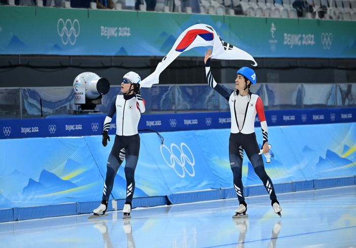 2022 베이징 올림픽 스피드스케이팅 매스 스타트에 동반 출전했던 이승훈(오른쪽)과 정재원. ⓒ Xinhua=뉴시스